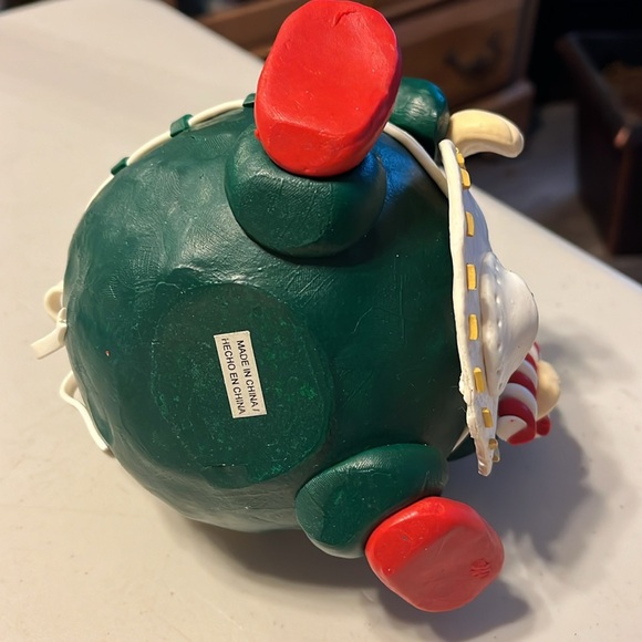 Mrs clause Christmas. Wearing apron unique modern resin/polymer? Seated/round - Picture 5 of 5